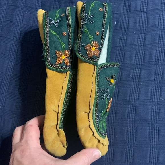 Leather moccasin house shoes with felt and beautiful beadwork - Picture 4 of 5